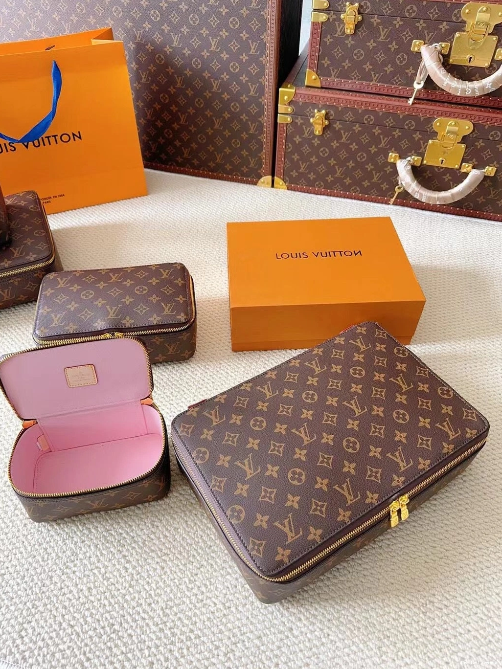 LV IN 3 MAKE POUCH 1 SET CUSTOM UP 0708